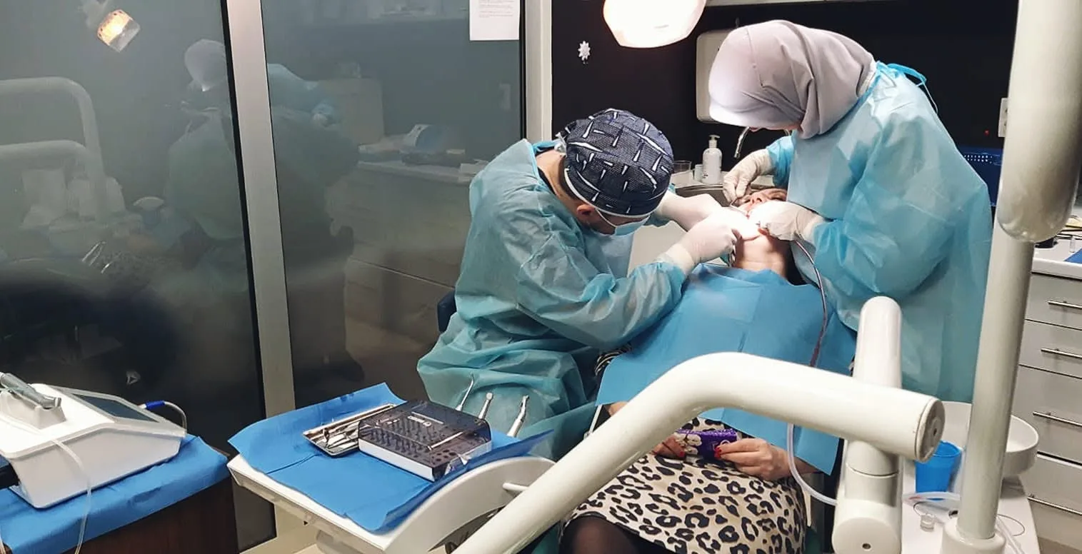 Doktor Orhan Omerhodžić u radu u ordinaciji IDEAL